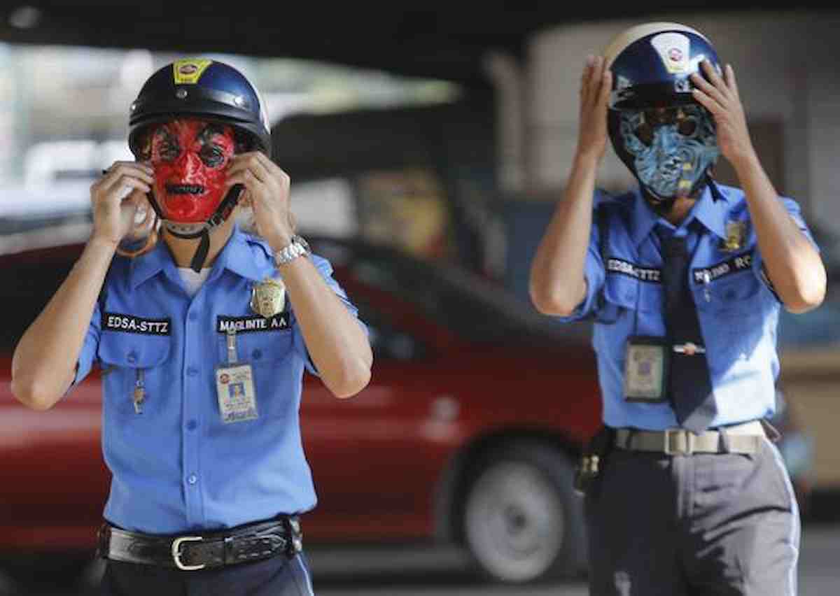 Filippine, 28enne viola coprifuoco anti Covid: polizia gli fa fare 300 squat. Muore 2 giorni dopo