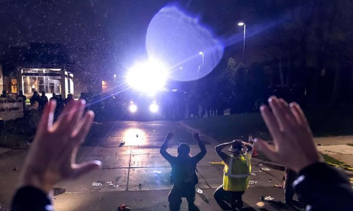 Afroamericano ucciso da una poliziotta a Minneapolis che ha scambiato la pistola per un taser