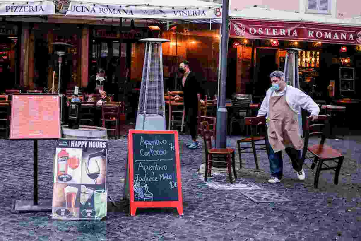 Riaperture, dal 26 aprile ristoranti aperti pranzo e cena. Ma il coprifuoco resta alle 22