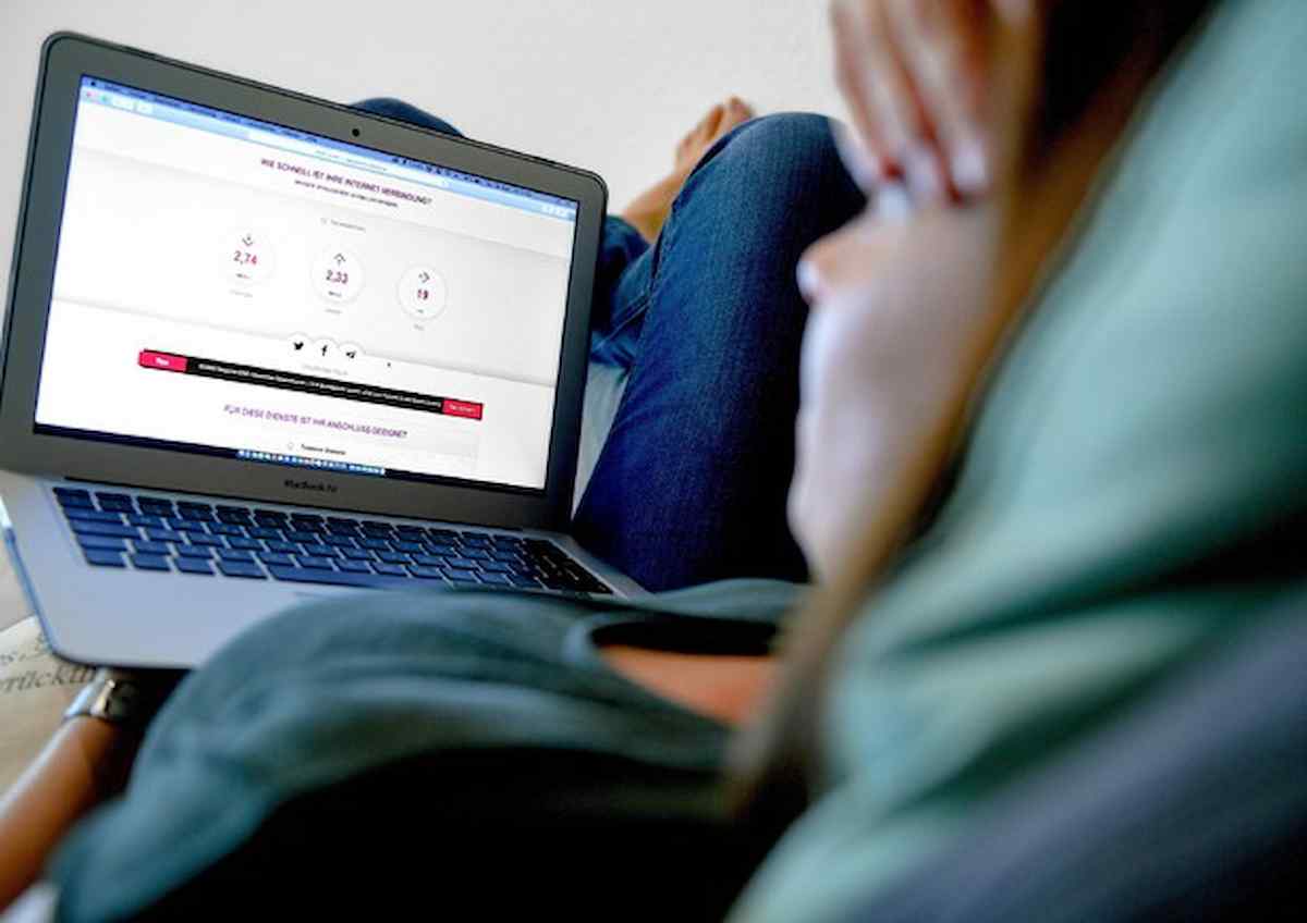 Smartworking: cade dalle scale in casa, Inail riconosce 20mila euro per infortunio sul lavoro