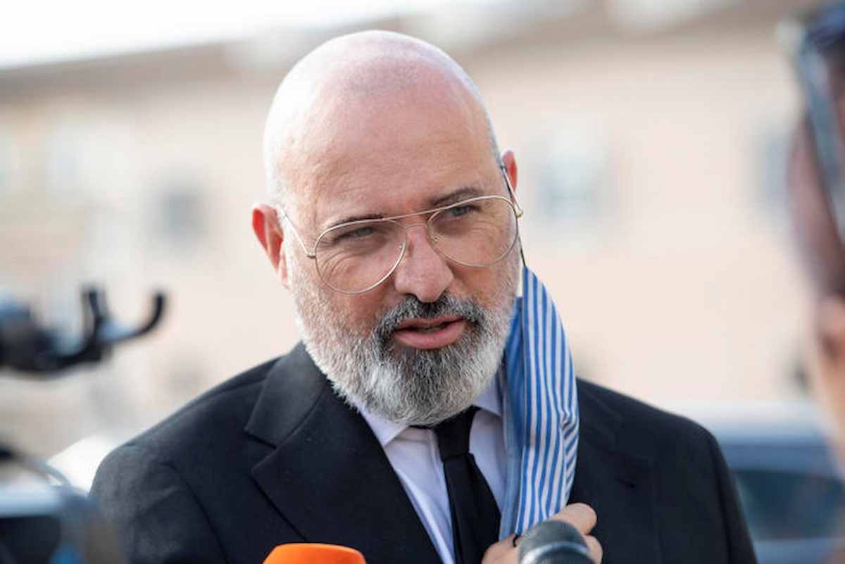 Stefano Bonaccini, due uomini bussano a casa e gli consegnano pacco sospetto con la scritta "Frode Covid"