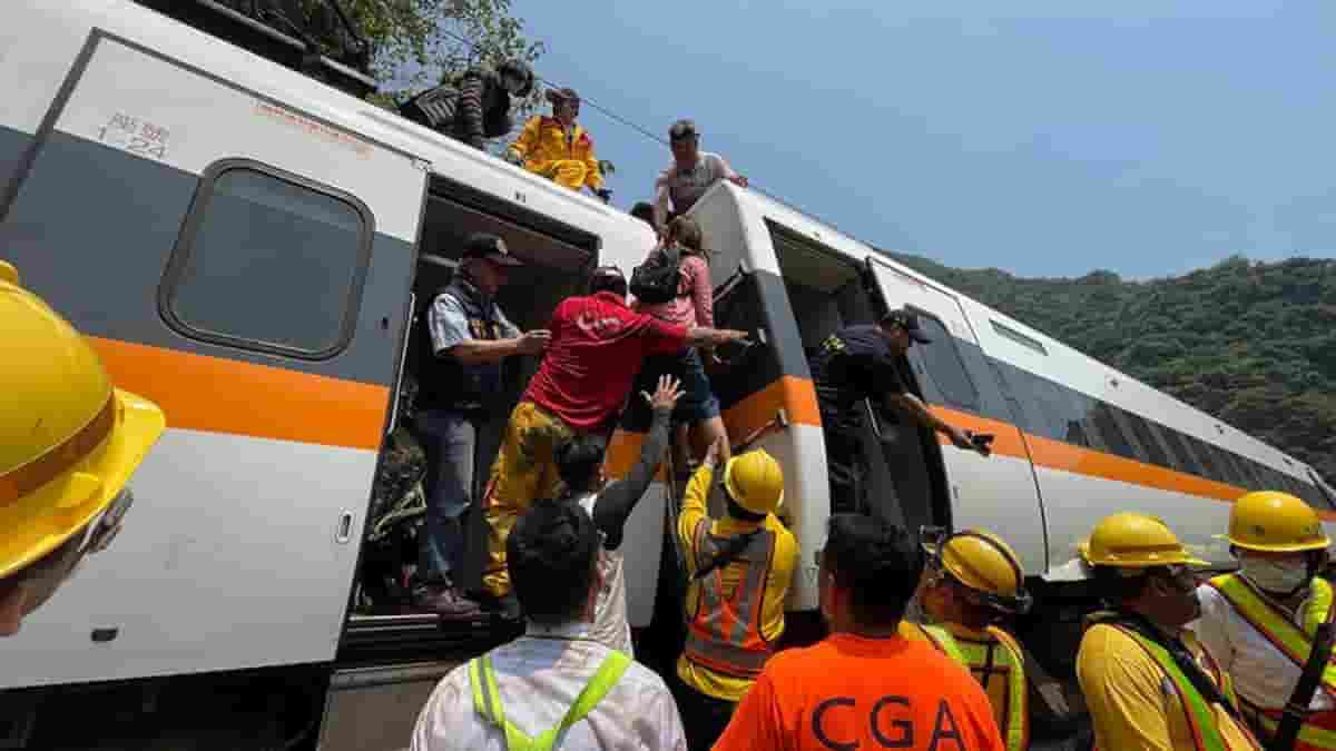Taiwan, treno deraglia nel tunnel, decine di morti: incidente causato da un camion che è scivolato lungo i binari