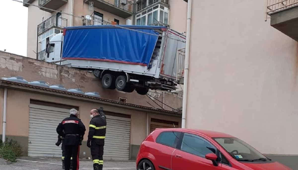 Tir in bilico sul tetto a Caccamo: rischia di cadere su un palazzo. Ma come ci è finito lì?