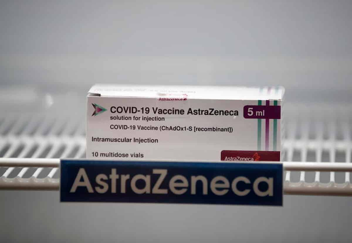 AstraZeneca: perché ancora sì, perché sopra i 60 anni e quale legame con rare trombosi