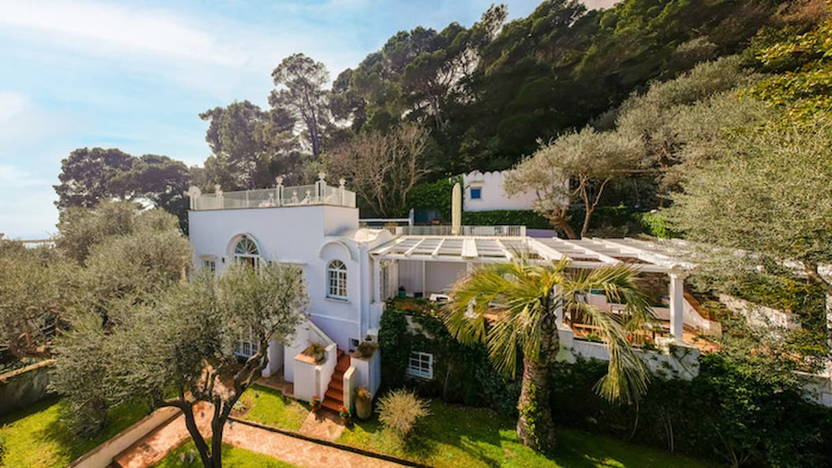 Christian De Sica e la moglie Silvia Verdone mettono in vendita la loro villa di Capri: 250 mq e Spa