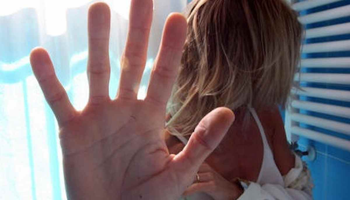 Brugherio (Monza), 51enne drogata e violentata per un mese. Denuncia ma torna per fermare il revenge porn e viene nuovamente stuprata