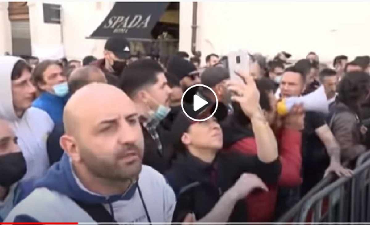 urla delinquente a poliziotto