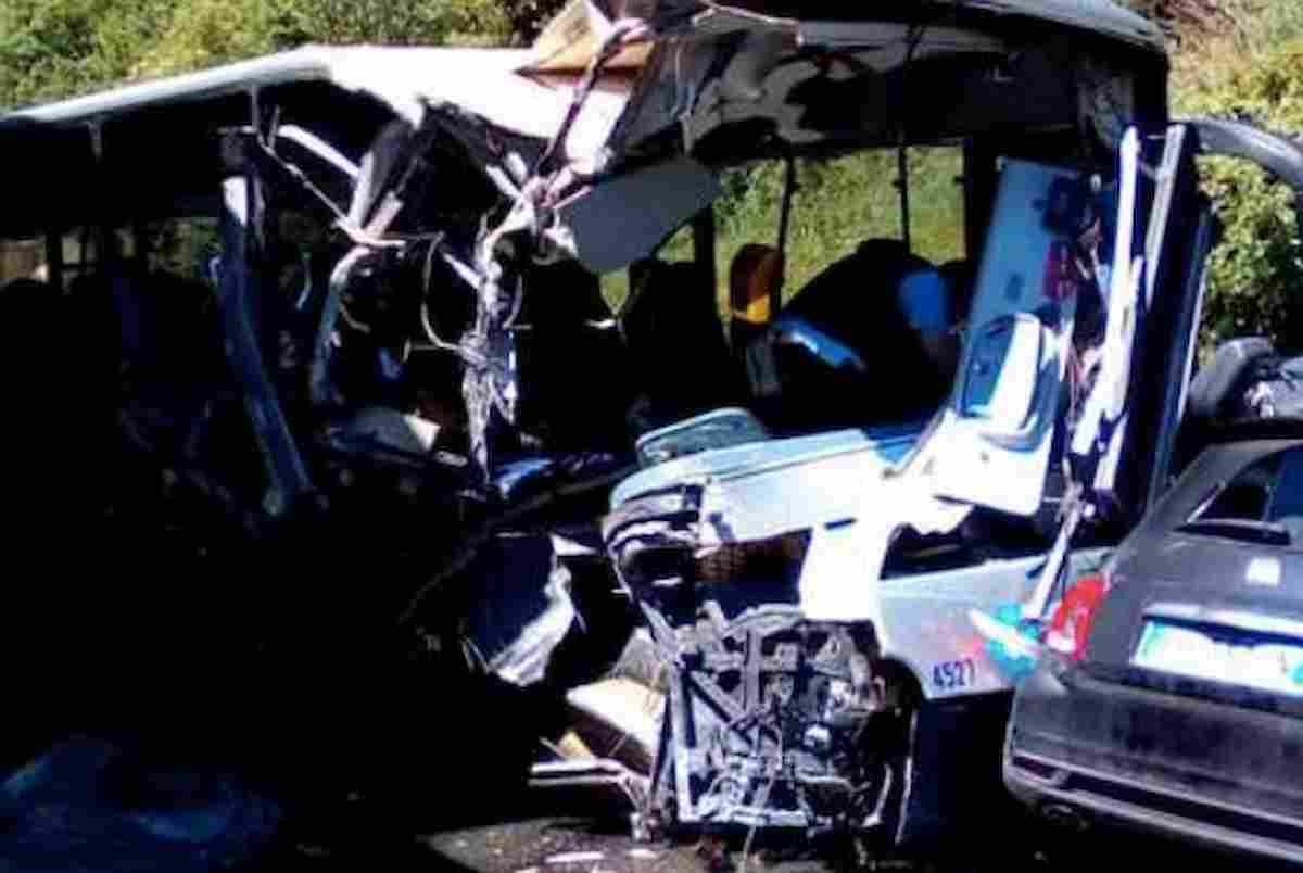 San Colombano Certenoli (Genova), scontro tra bus di linea e macchina in val Fontanabuona: feriti e trasportati in ospedale 12 ragazzi