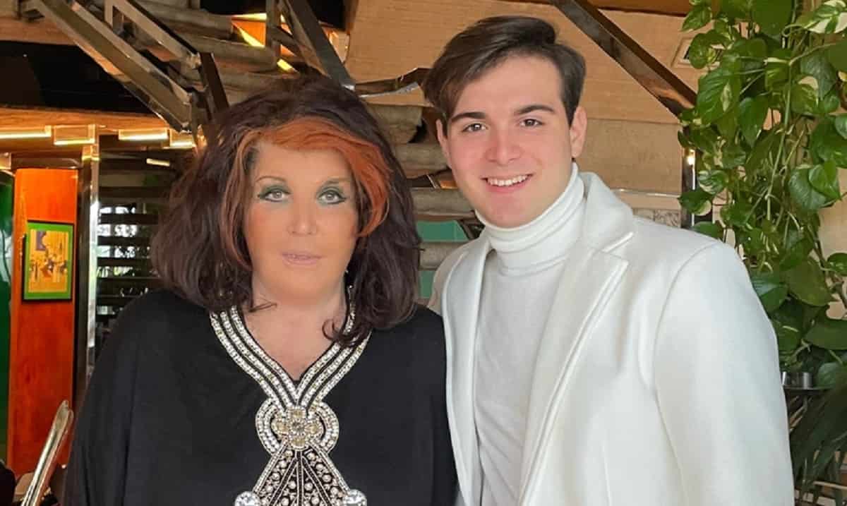 Patrizia de Blanck prende a ombrellate omofobo che insulta il suo amico influencer Lorenzo Castelluccio