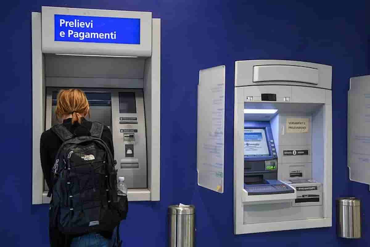 Bancomat e Atm, prelievi più costosi (non più 50 centesimi in altre banche) e sempre meno sportelli