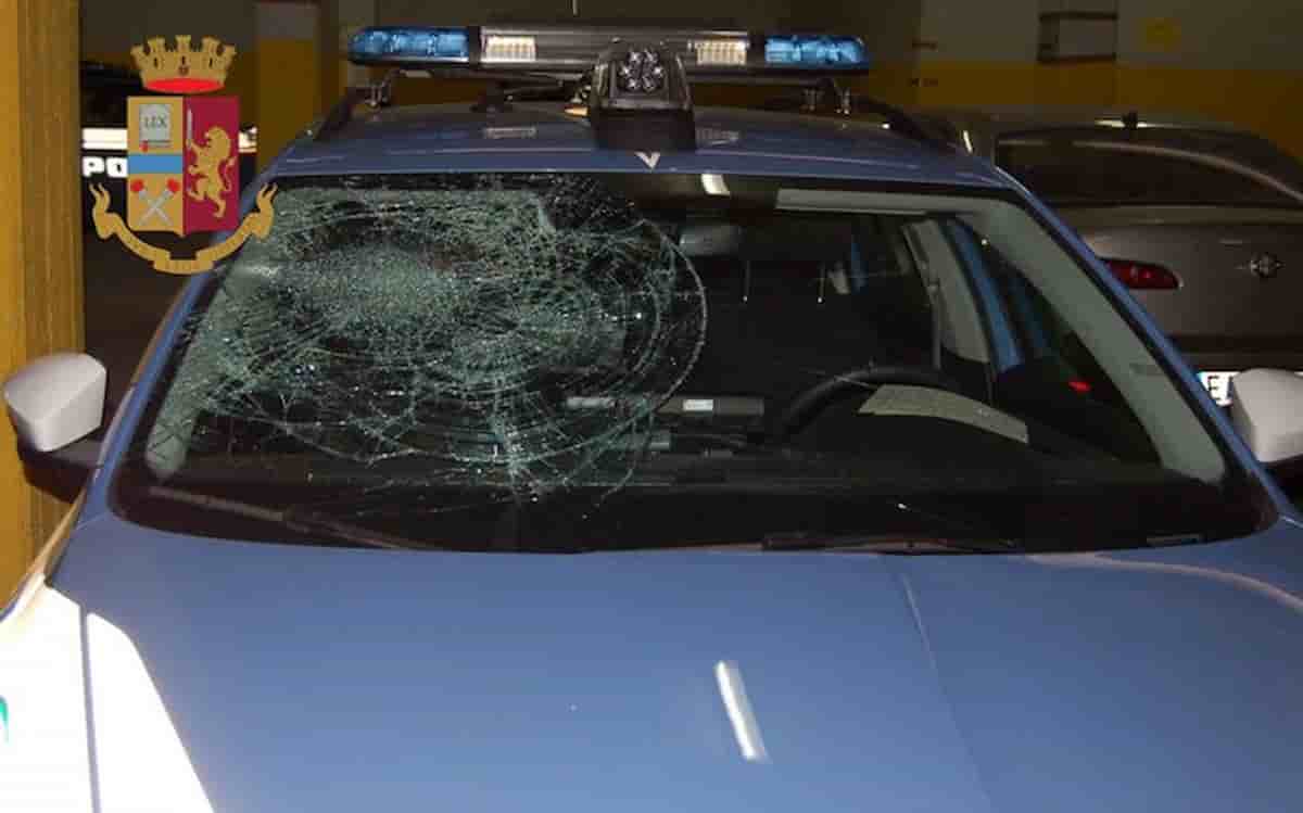 Bari, poliziotti aggrediti durante un controllo sulla statale 16: calci, pugni e persino testate alla volante