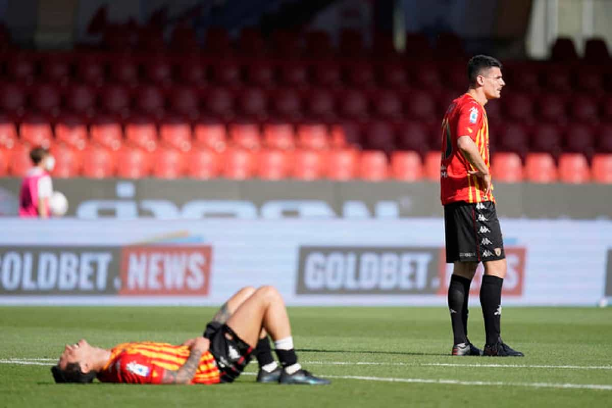 Mazzoleni al var e Benevento furioso: "Ammazza le squadre del sud". E Mastella vede complotto