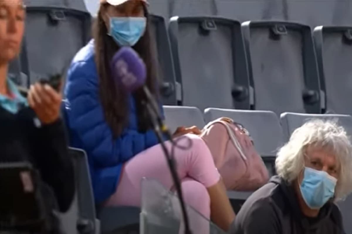 Camila Giorgi, le proteste del padre in tribuna. La giudice di sedia chiede aiuto: "E' furioso" VIDEO