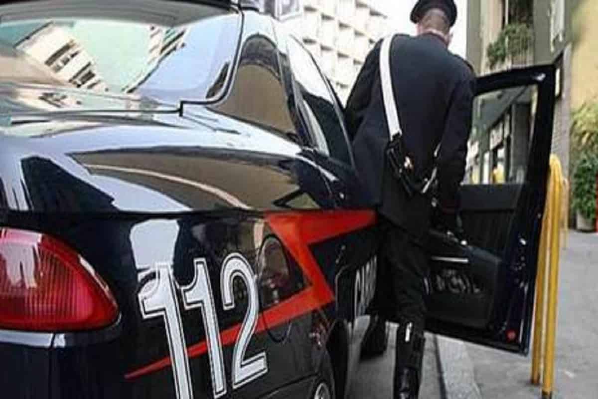 Paternò (Catania): sta per lanciarsi dal quarto piano, carabiniere fuori servizio interviene e lo salva