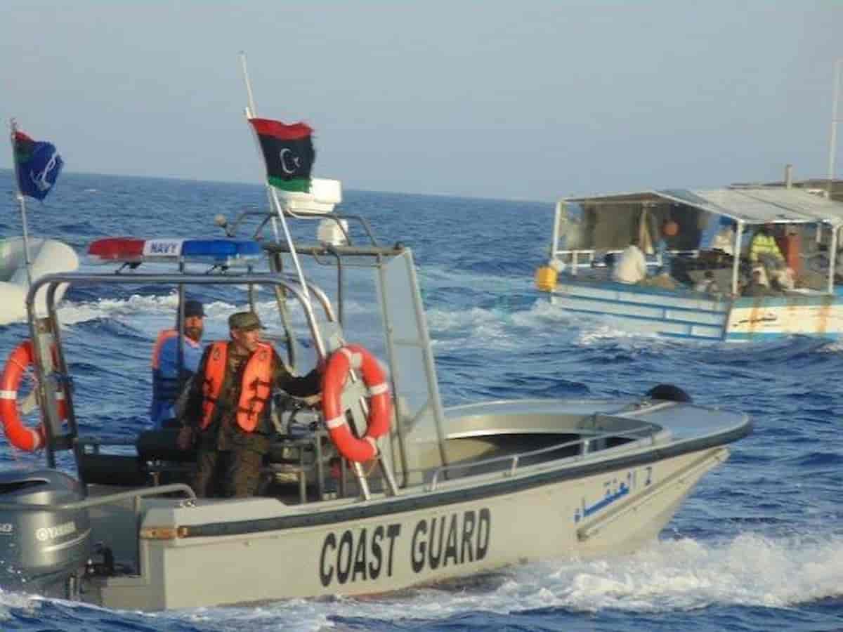 Libia guardia costiera spara colpi su un peschereccio italiano