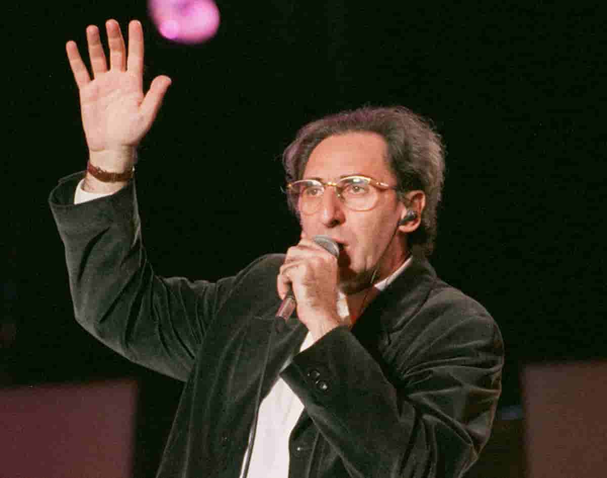 Bologna, manda alla moglie i versi di Battiato: lei pensa voglia suicidarsi e chiama i carabinieri