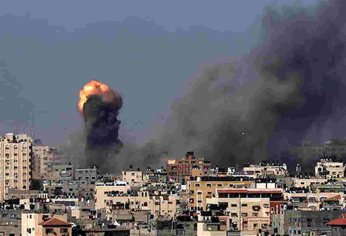 Striscia di Gaza, nuovo bilancio delle vittime dei raid israeliani: 65 morti e 400 feriti