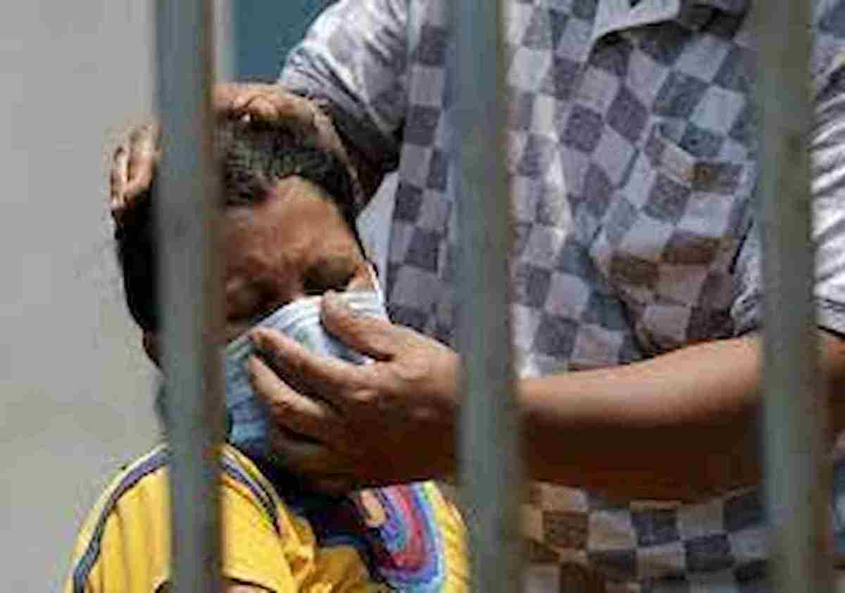 Covid, variante indiana: gli indù credono di sconfiggerlo con sterco e urina di vacca ma peggiorano la situazione...