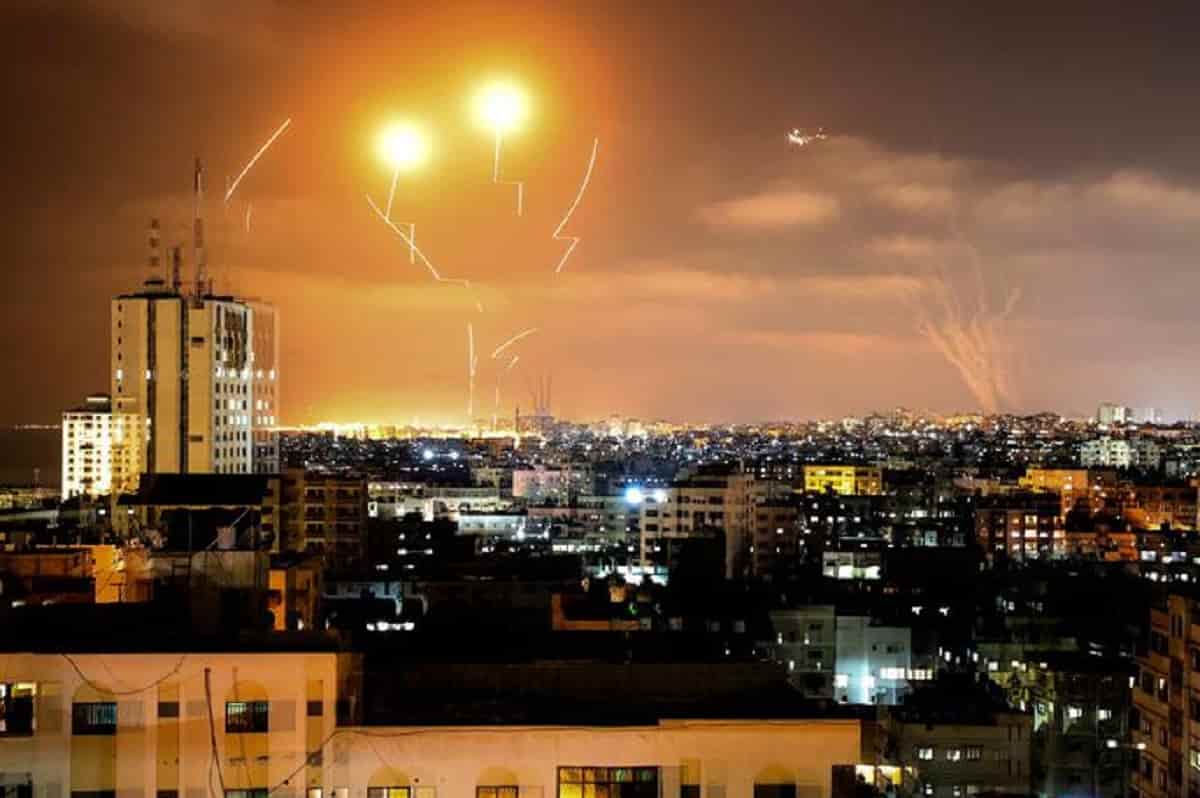 Striscia di Gaza, continuano lanci di razzi e bombardamenti. Israele: "Pronti a conflitto senza limiti di tempo"