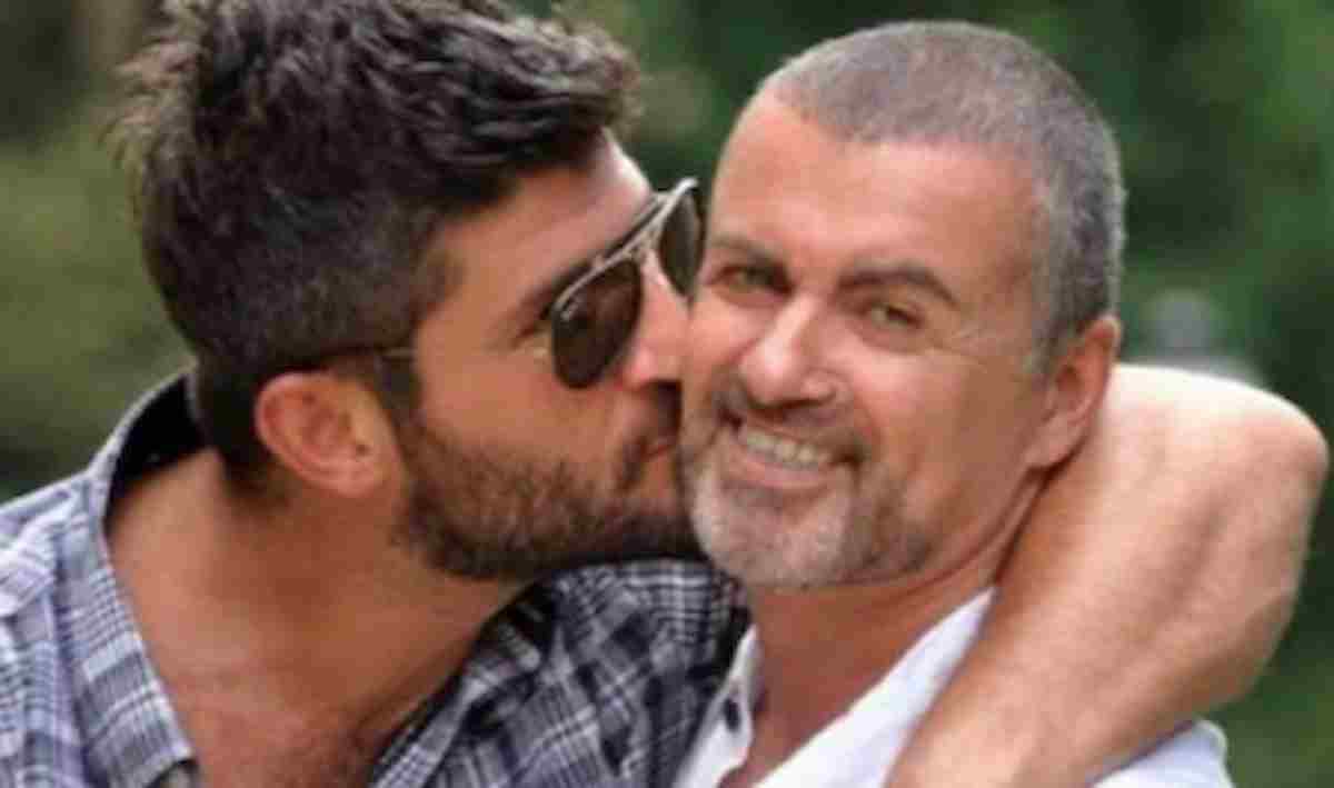 Kenny Goss, ex compagno di George Michael, ha vinto la battaglia legale con la famiglia della star: riceverà un assegno mensile