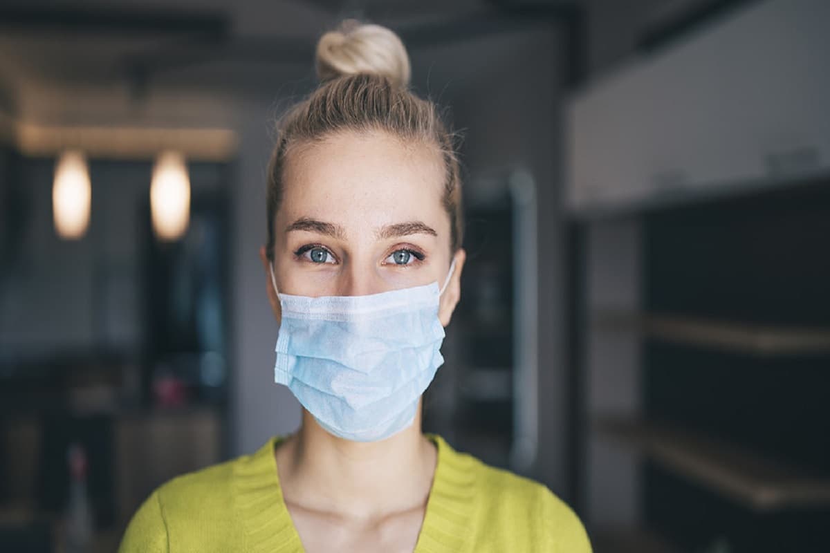 Mascherine, il sottosegretario Costa: "Ad agosto probabilmente non serviranno più all'aperto"