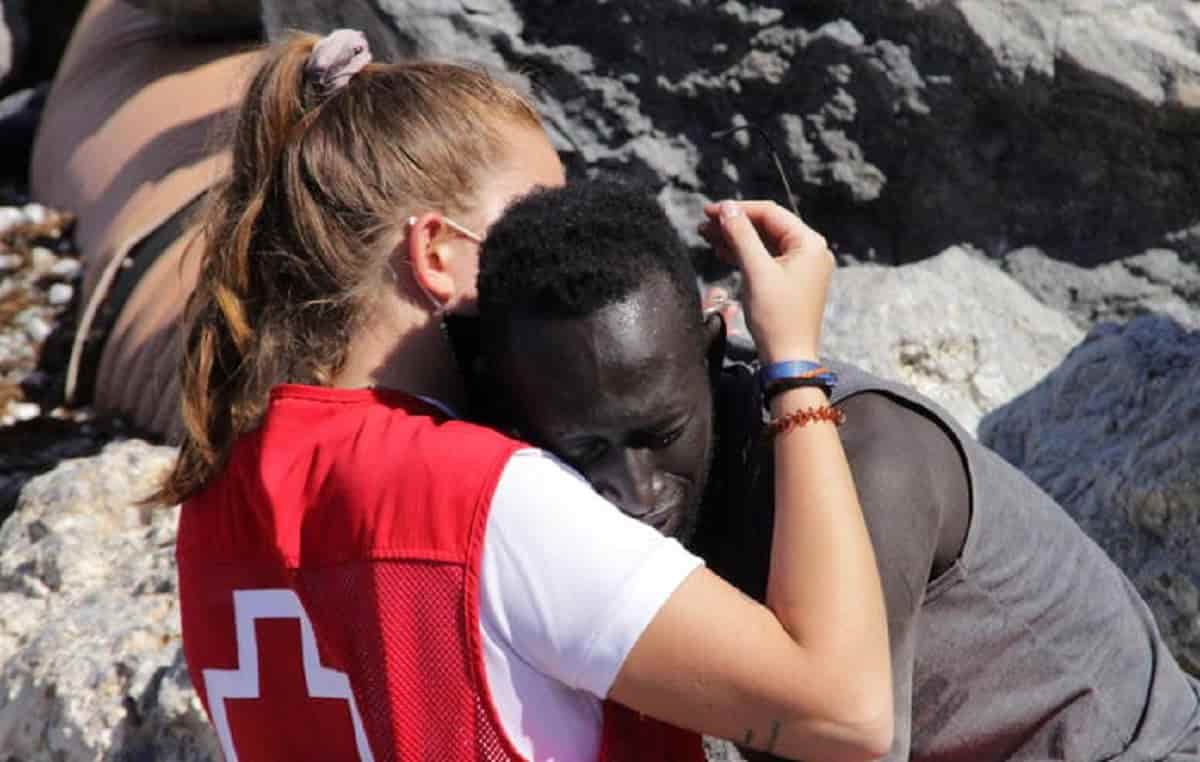 Volontaria Croce Rossa abbraccia un migrante: sui social le augurano di essere violentata