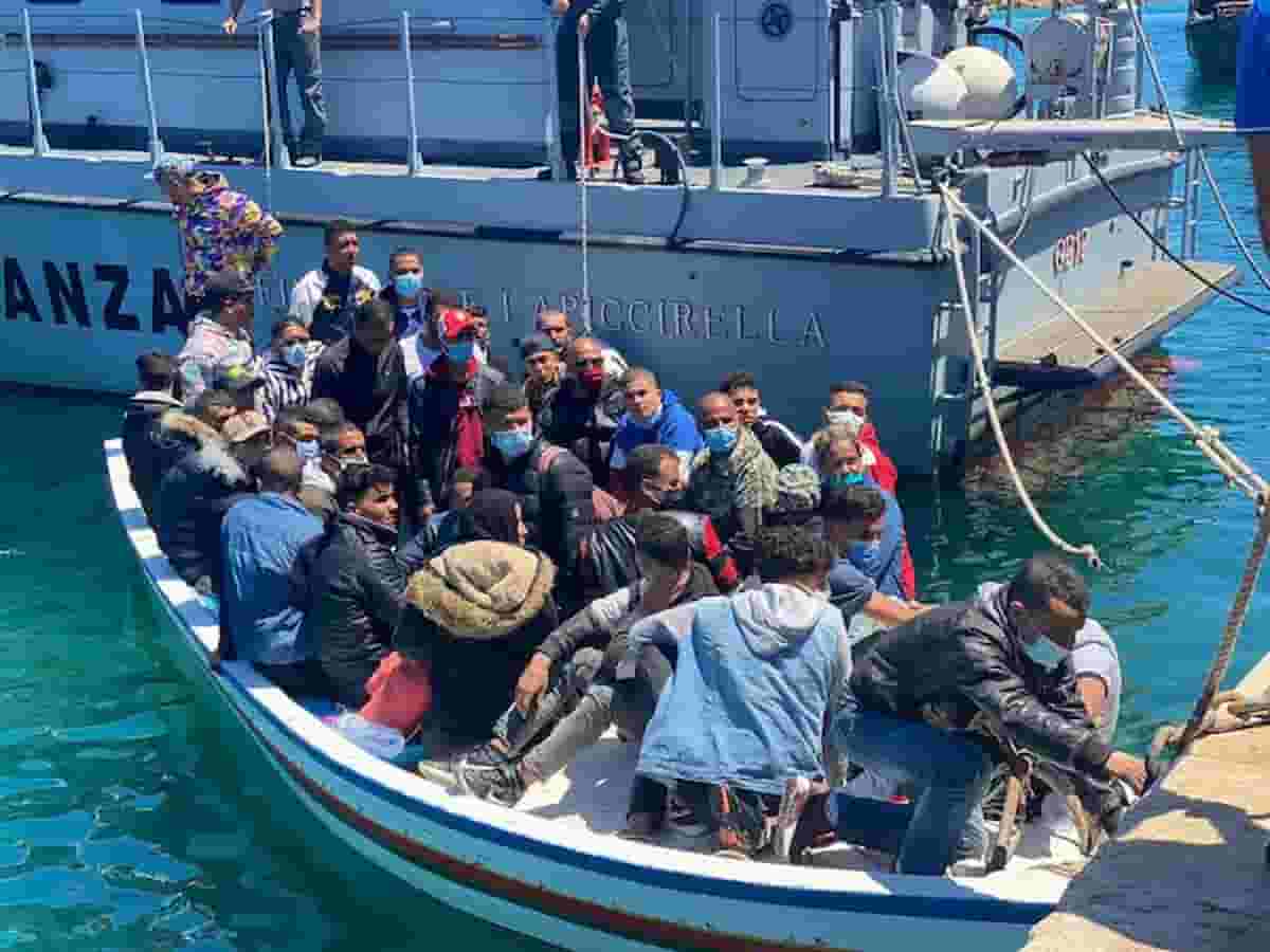 Migranti: 1900 sbarchi. Tra il piano Draghi pieno di nulla e la Meloni che vuole guerra alla Libia