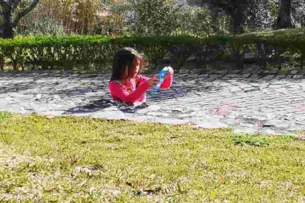 La bambina è incastrata nell'asfalto? L'illusione ottica manda in tilt il Web