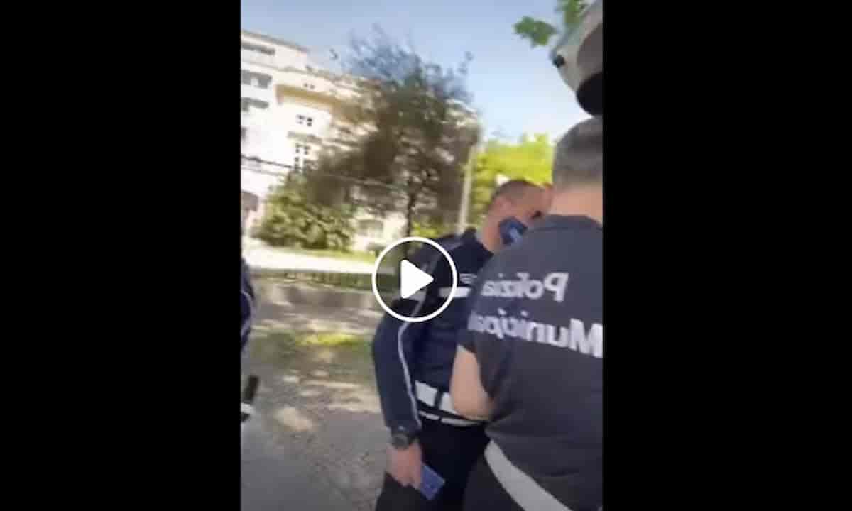 Napoli, influencer di TikTok balla davanti ai vigili che le fanno la multa: video online. Li deride o è uno scherzo?