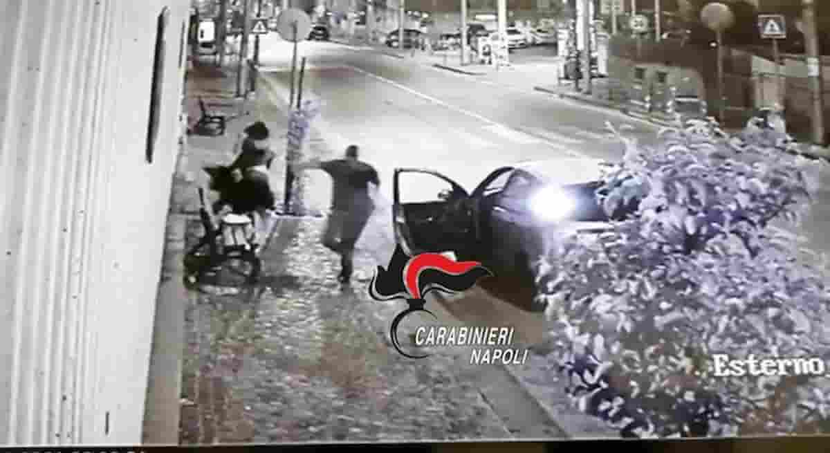 Napoli, rapina in viale Colli Aminei: ma il comandante dei carabinieri è affacciato alla finestra e interviene VIDEO