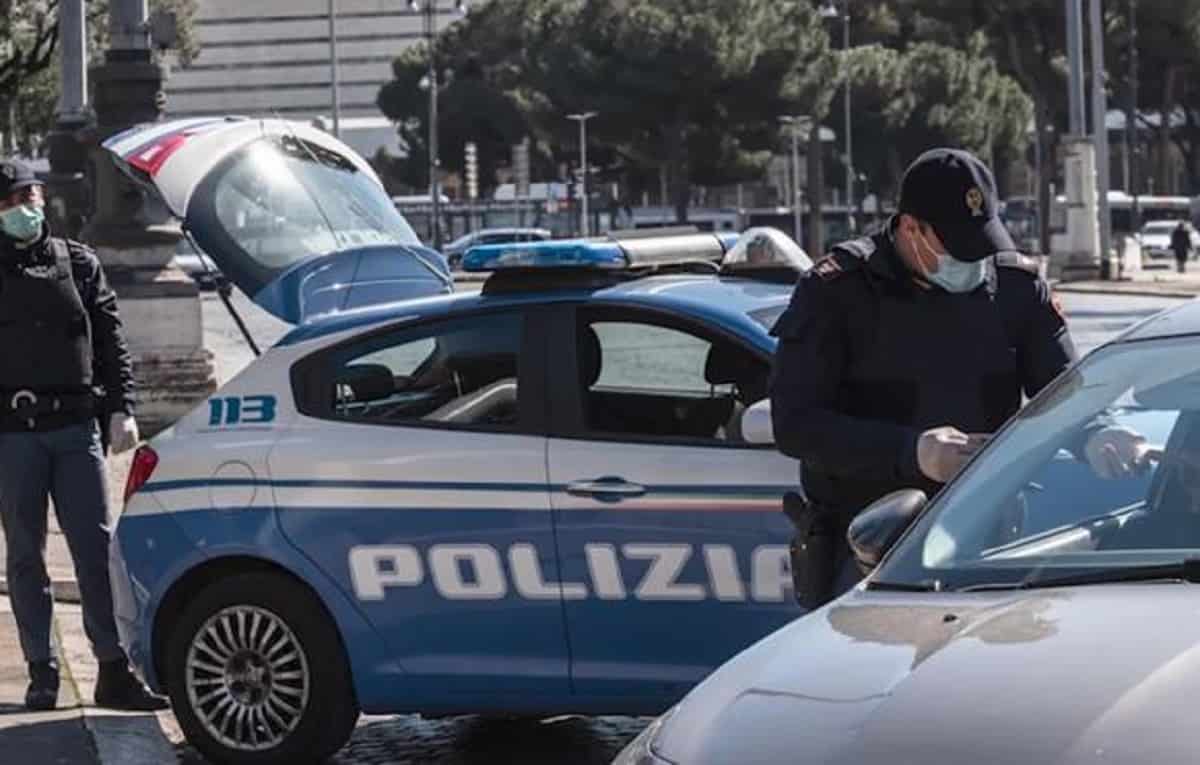 Albano Laziale, poliziotto difende la barista e viene preso a calci e pungi davanti al locale