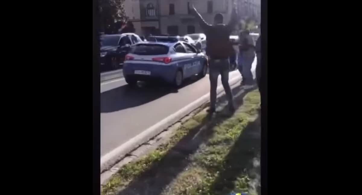 Festa scudetto Inter a Milano, volante della Polizia intona coro contro il Milan