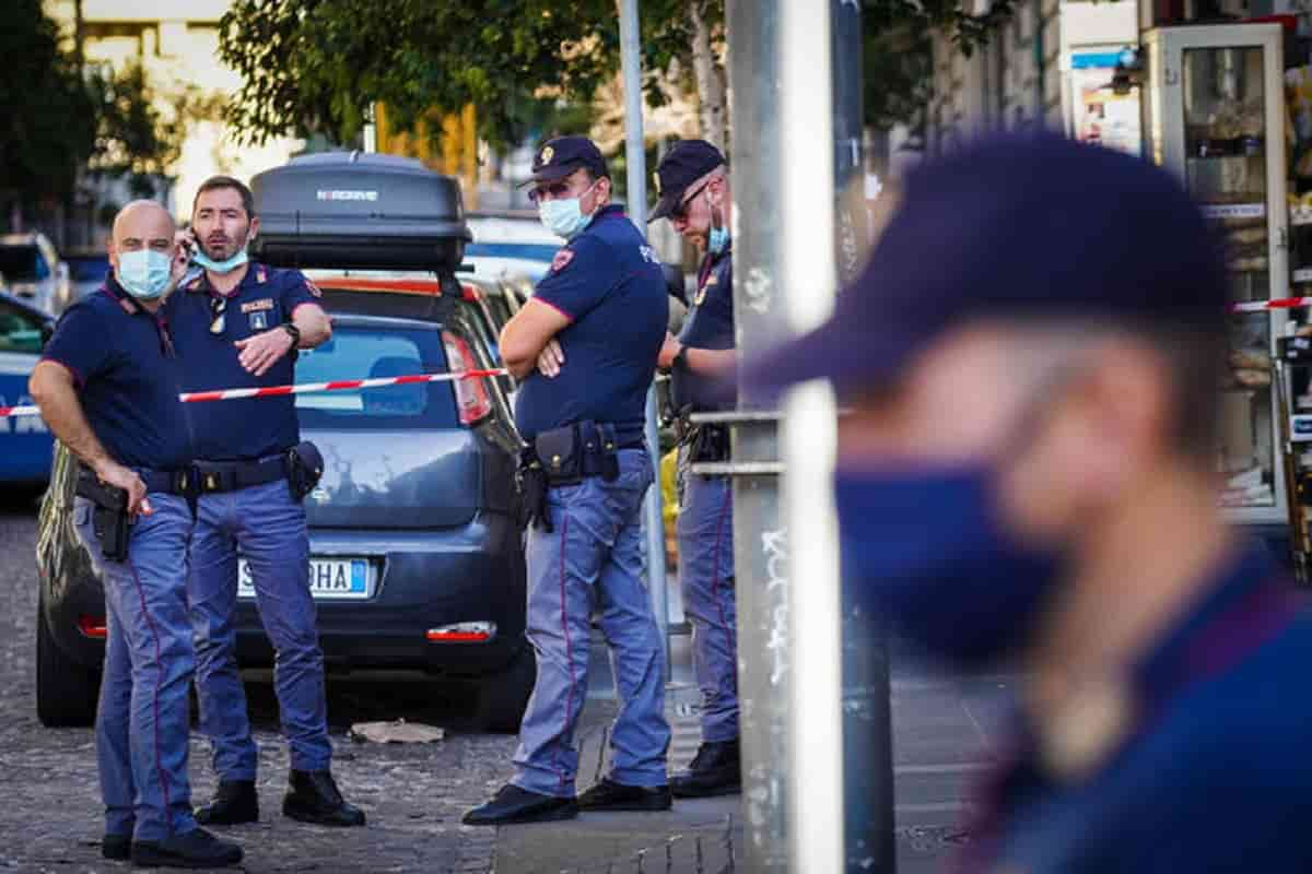 Poliziotti aggrediti a Roma durante una lite tra fidanzati: 4 agenti finiscono in ospedale