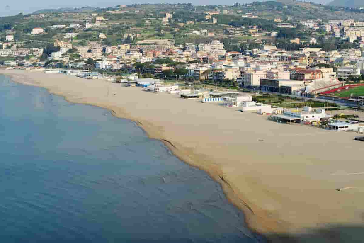 Rotelline nere sulla spiaggia tra Formia e Gaeta: 4mila cilindri di plastica trovati su 21 km di litorale