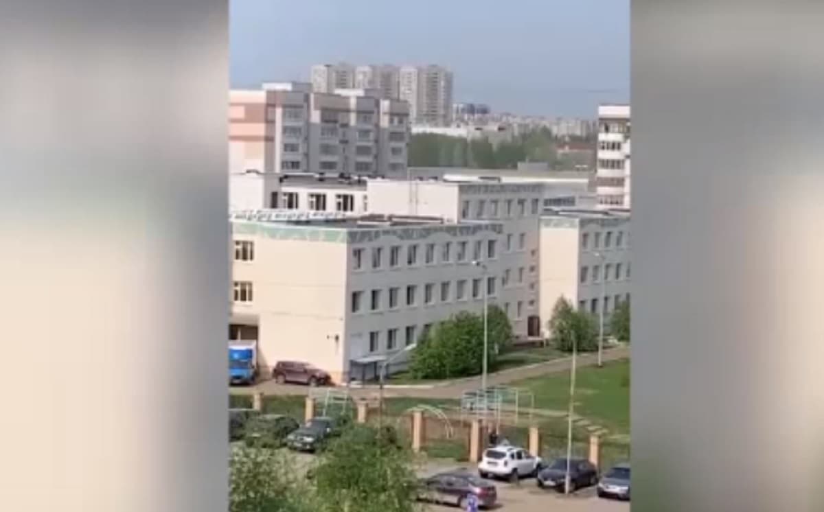 Strage in una scuola a Kazan, ragazzo uccide bambini e insegnanti. Ragazzi si buttano dalle finestre VIDEO
