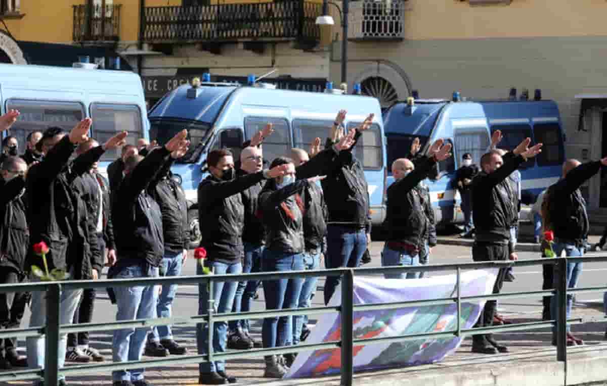 Saluti romani a Dongo per ricordare il Duce e i fascisti uccisi, lo scontro con quelli dell'Anpi