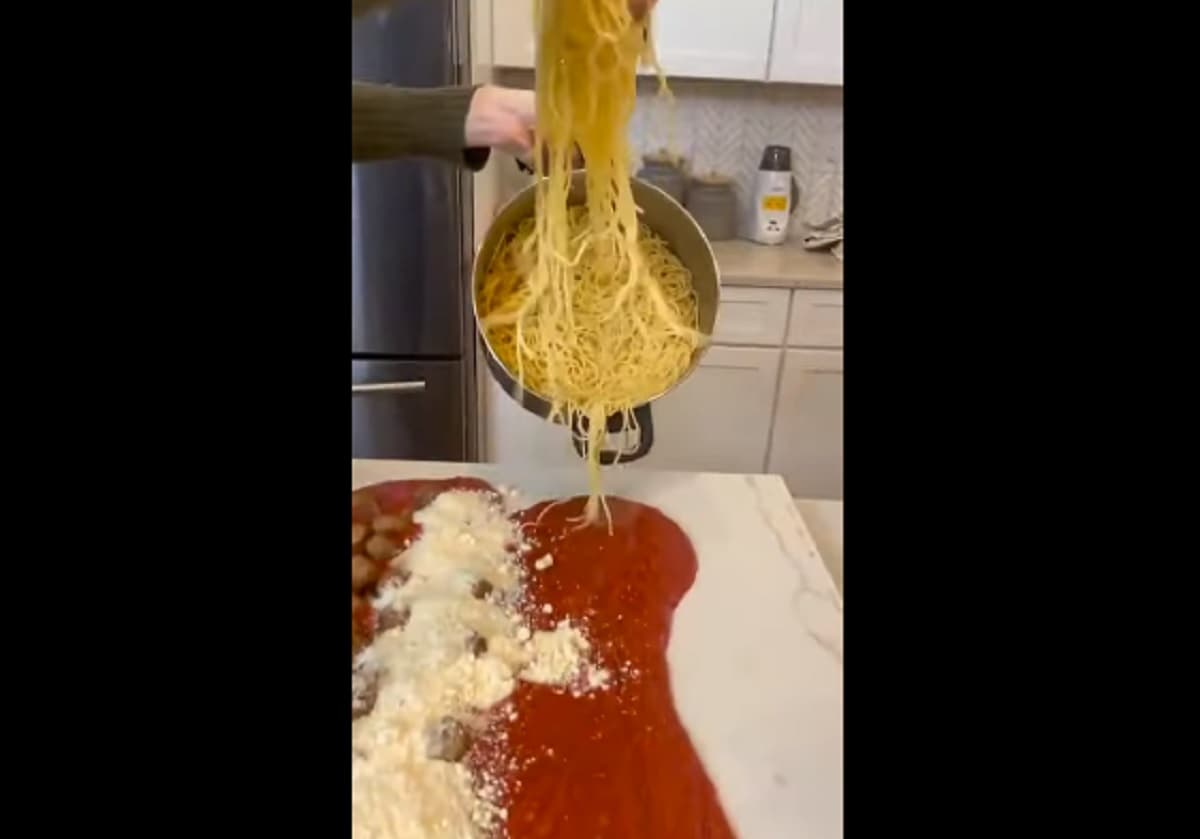 Spaghetti con le polpette, la "ricetta" inglese da brividi: "Così li fanno gli italiani" VIDEO