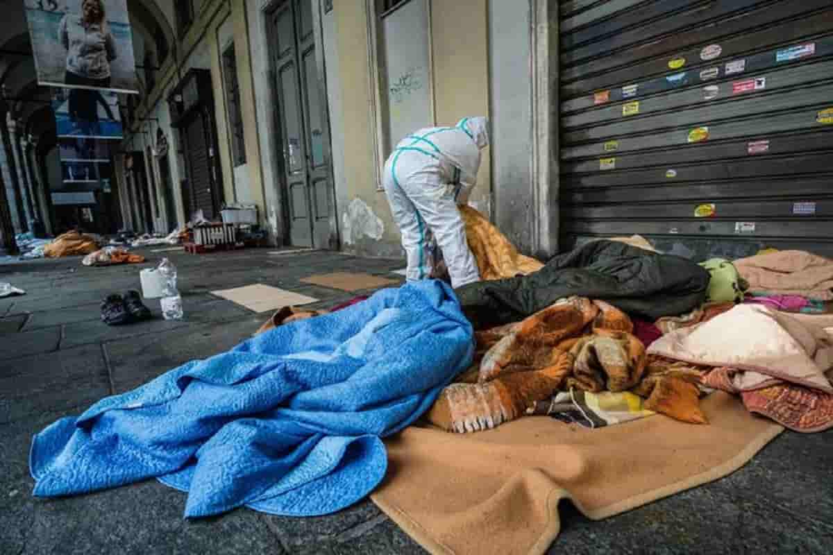 Panettoni di cemento contro i senzatetto nei portici a Torino: li hanno messi i residenti