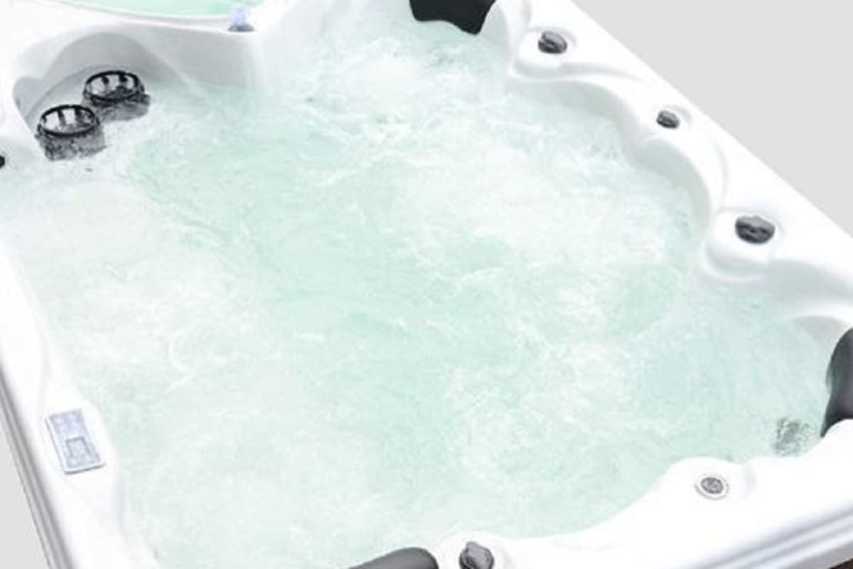 Inghilterra, fa il bagno nella vasca idromassaggio, si infetta con una piccola ferita e le amputano la gamba