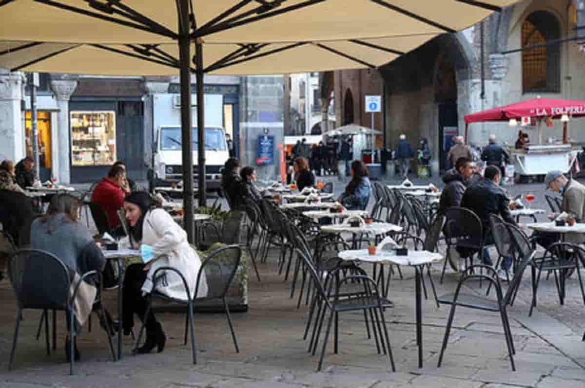 Colori Regioni: da lunedì zona gialla in tutta Italia tranne la Valle d'Aosta. Rt non sarà più determinante