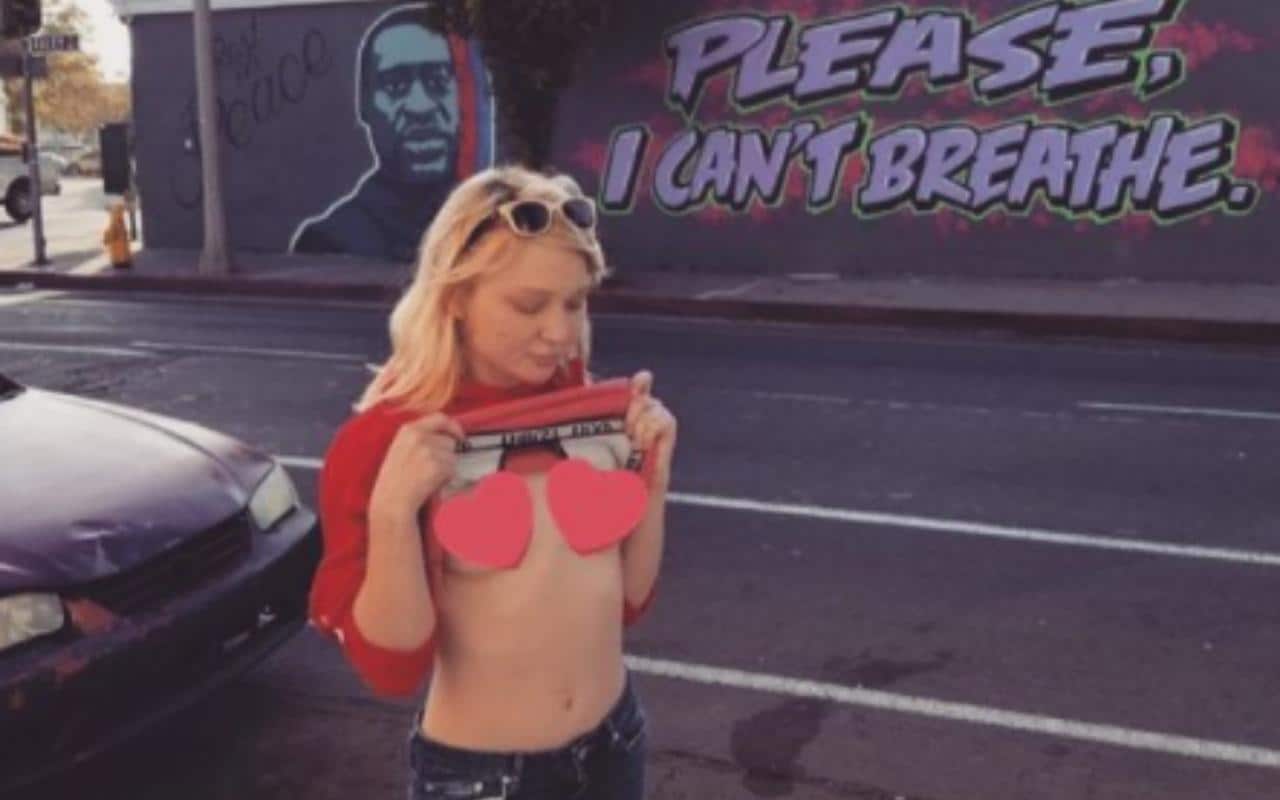 Dakota Skye, pornostar morta a 27 anni: giorni fa in topless davanti il murales per George Floyd