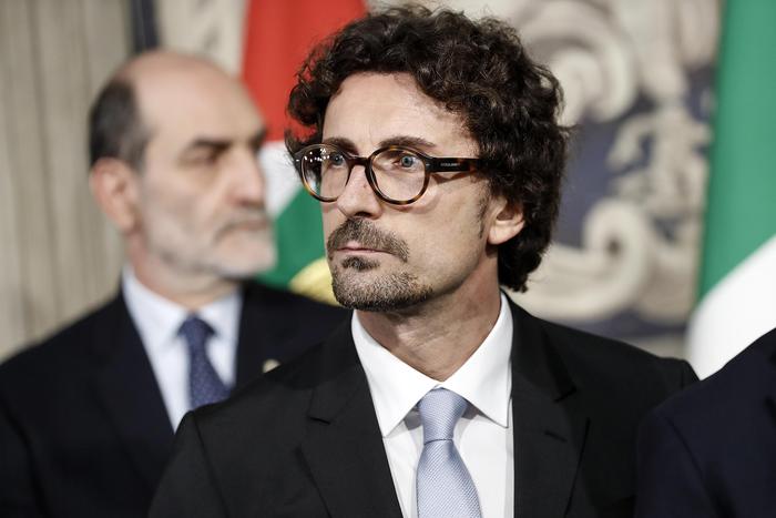Danilo Toninelli chi è, età, dove e quando è nato, moglie, figli, che lavoro faceva, libro, Instagram