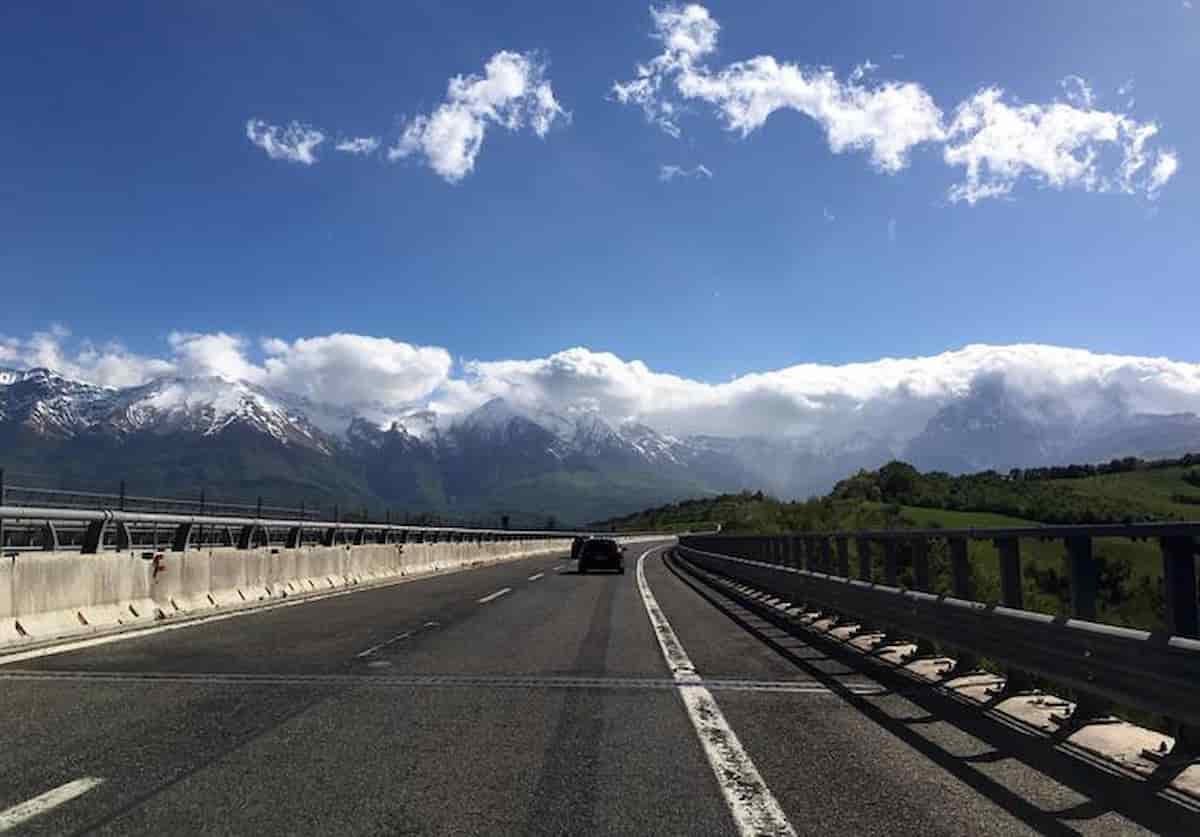 A24, camion a fuoco nella Galleria del Gran Sasso: traffico interrotto, ma nessun ferito
