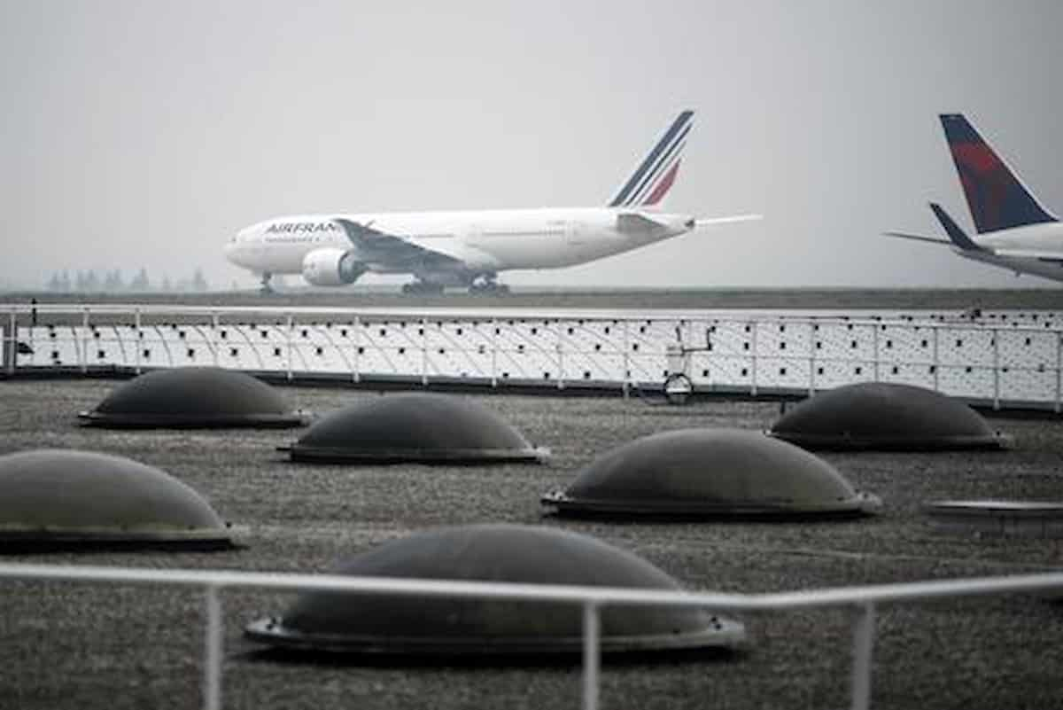 Allarme bomba su un volo dal Ciad a Parigi: scortato da un caccia e fatto atterrare a Roissy