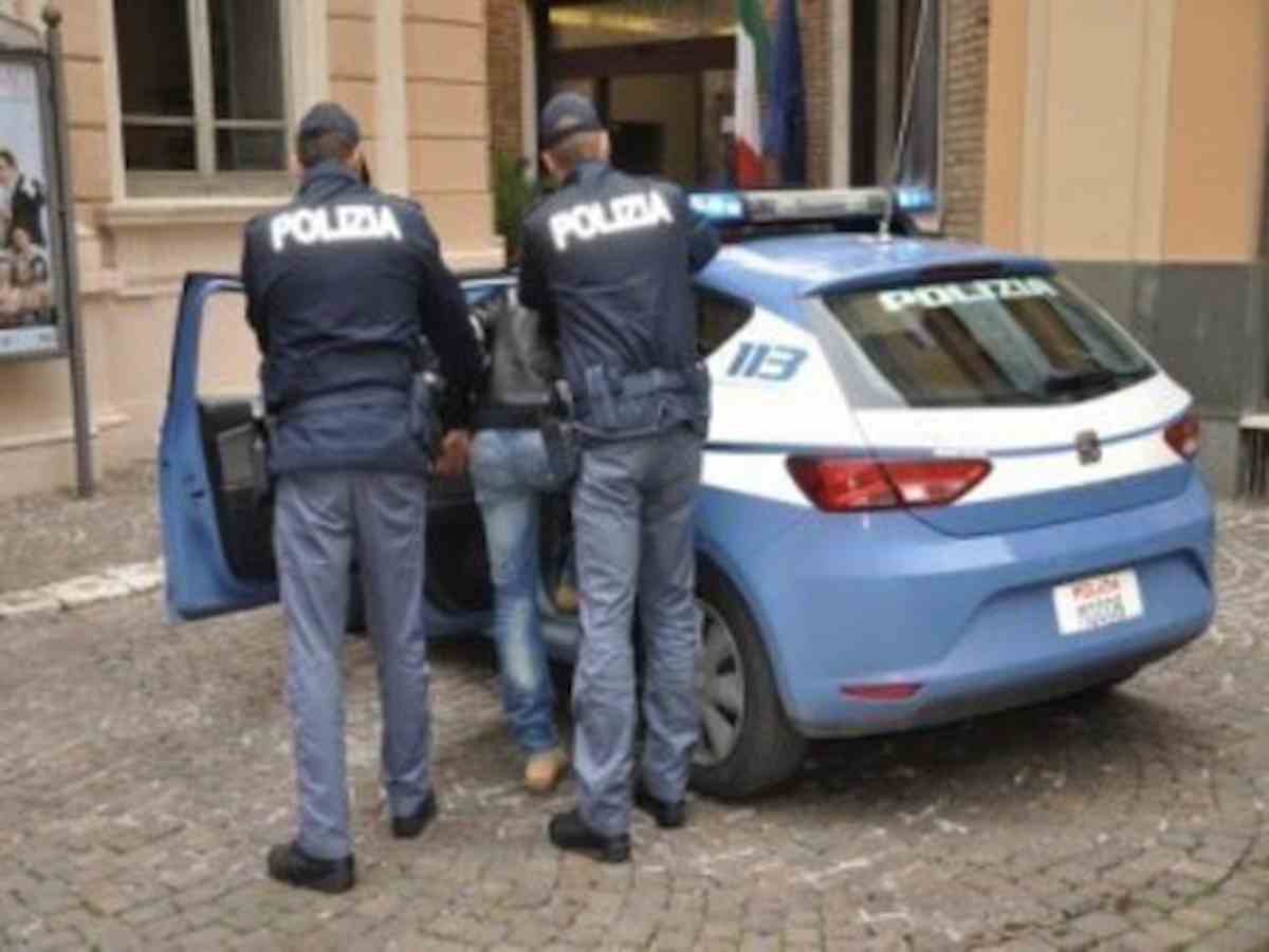 Siracusa, evade i domiciliari e picchia i poliziotti che lo arrestano. Ma niente carcere, lo rimandano a casa