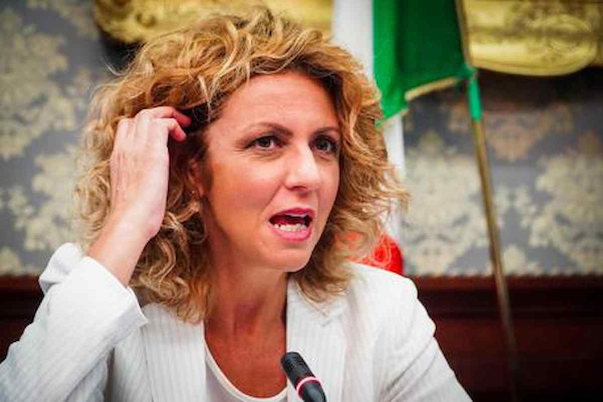 Barbara Lezzi chi è: quanti anni ha, marito, figli, vita privata, titolo di studio e il no a Draghi della senatrice M5s