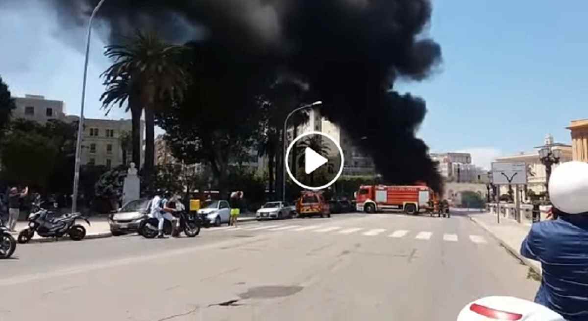 bari, bus in fiamme