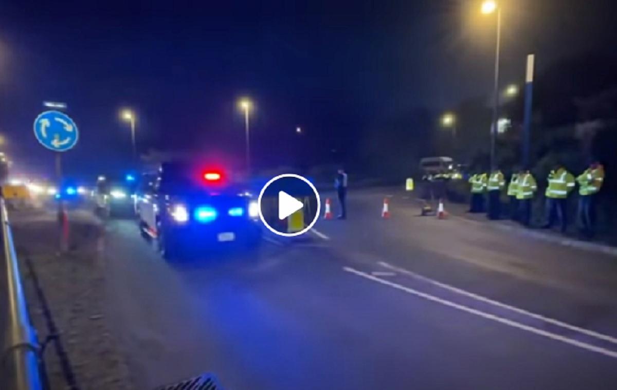 biden, 17 auto in corteo