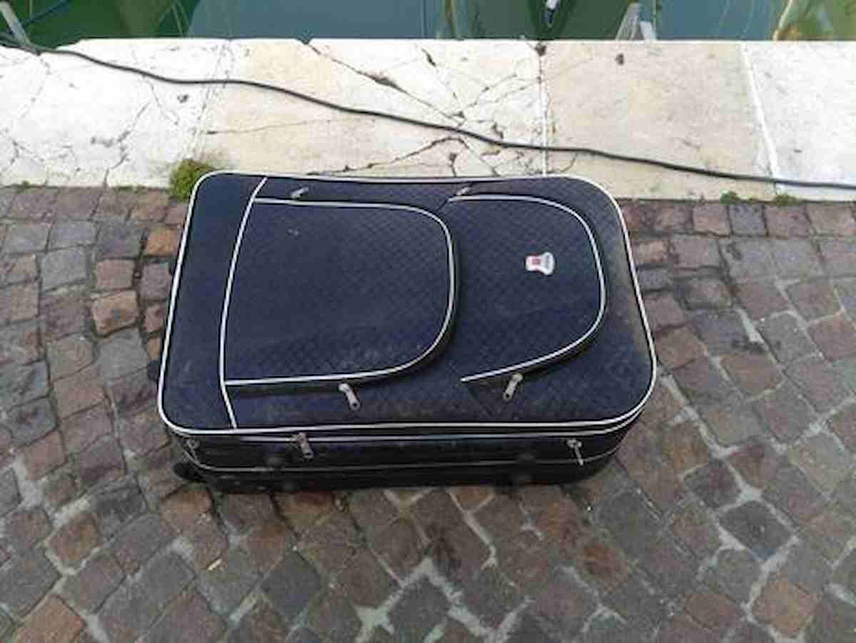 Roma, cadavere in valigia abbandonata in Piazza Federico Sacco. La compagna: "Mi sono disfatta del corpo"