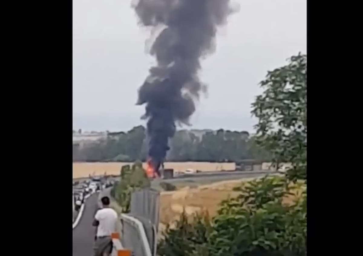 A12, incidente sulla Roma-Civitavecchia: camion in fiamme, conducente morto carbonizzato VIDEO